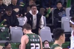 雷速体育网页版-人全队表现低迷，球迷意见分歧