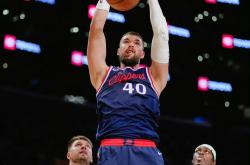 雷速体育比分官网-篮球名将因受伤退出比赛，球队备战变得不稳定