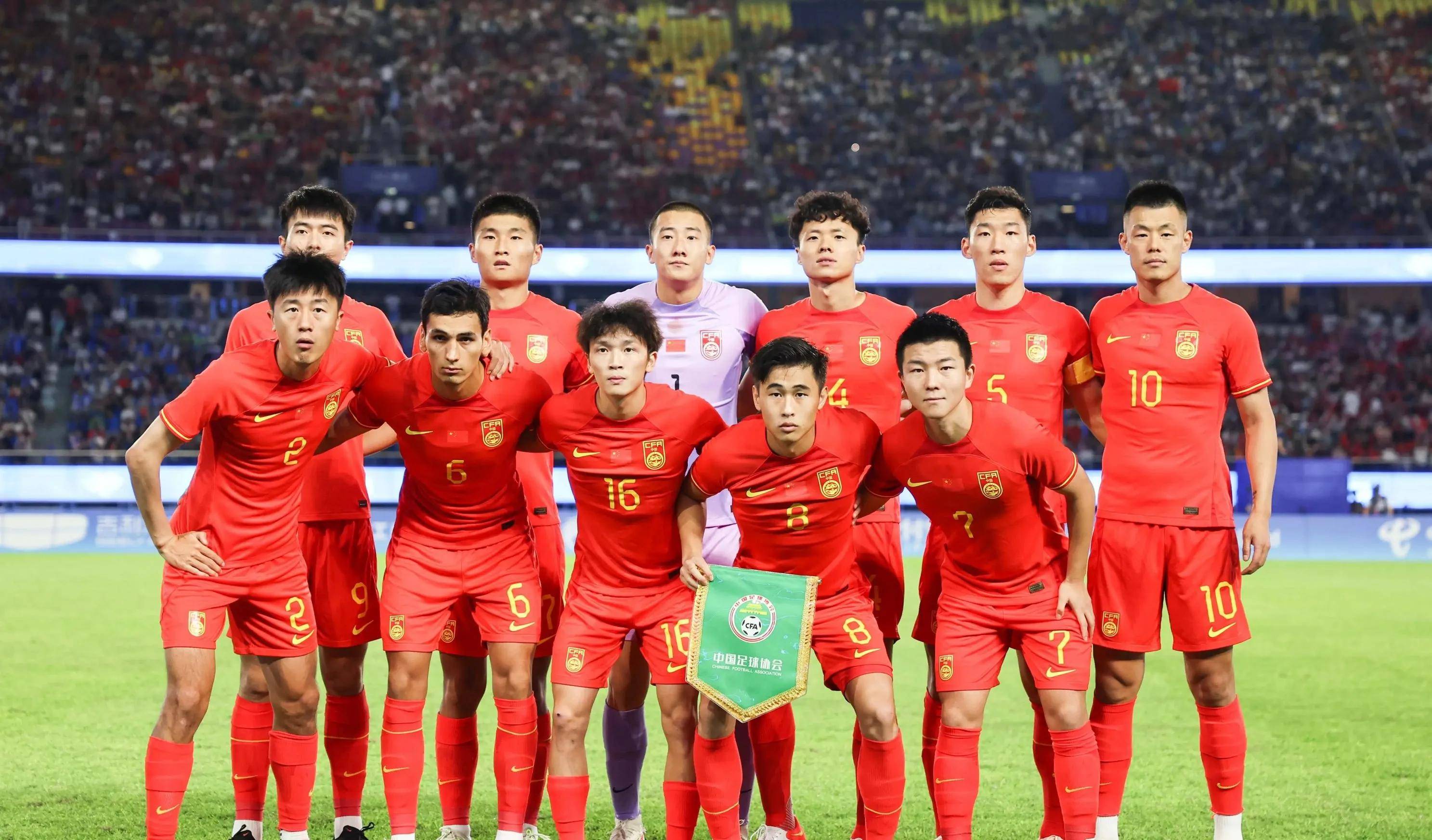 关于国内足球联赛赛场上热火朝天，球员全力以赴的信息