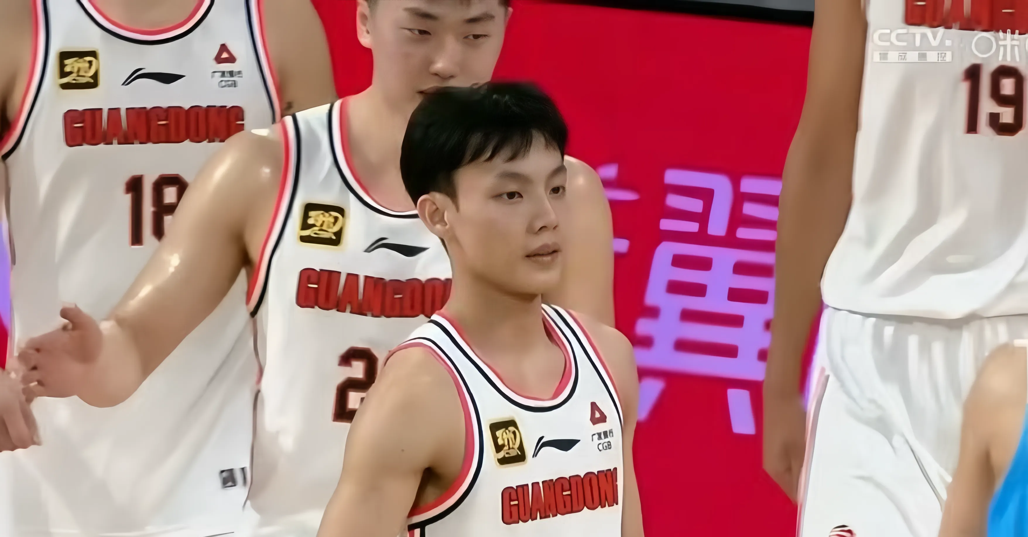 广东宏远球员表现出色，帮助球队取胜