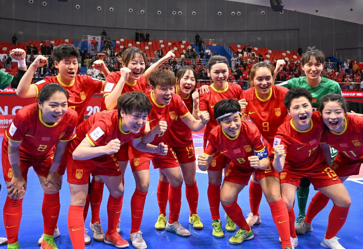 中国女足队员在国际比赛中团结一致取胜