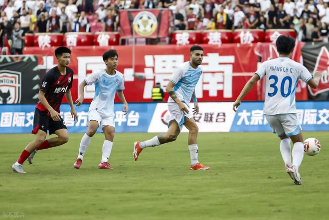 陕西大秦踢球队迎战劲旅,全力拼搏 陕西大秦踢球队迎战劲旅,全力拼搏