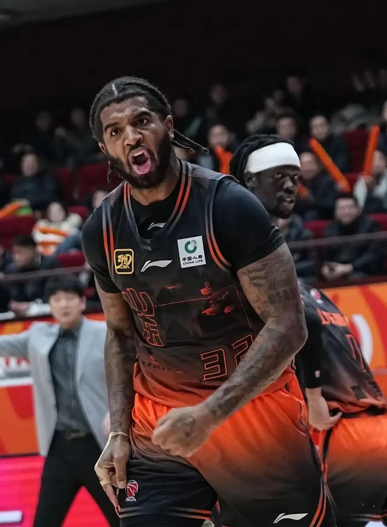 篮球名将因受伤退出比赛,球队备战变得不稳定 篮球名将因受伤退出比赛,球队备战变得不稳定