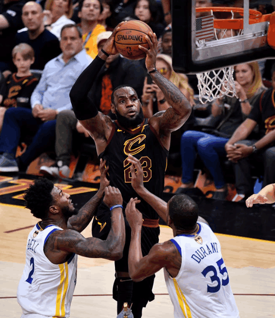 EDG横扫T1,Peanut拿下关键大龙全球总决赛3:0(北京) EDG横扫T1,Peanut拿下关键大龙全球总决赛3:0(北京)