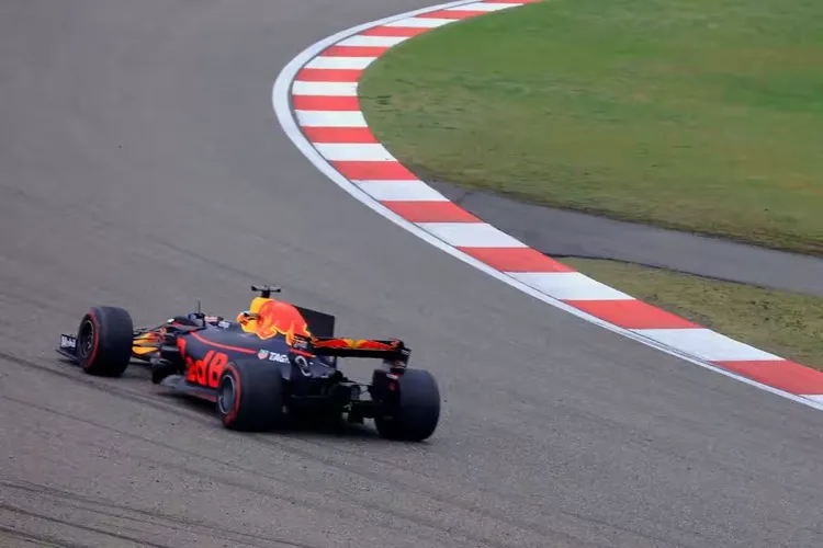 红牛二队鏖战索伯车队，拉塞尔高光表现