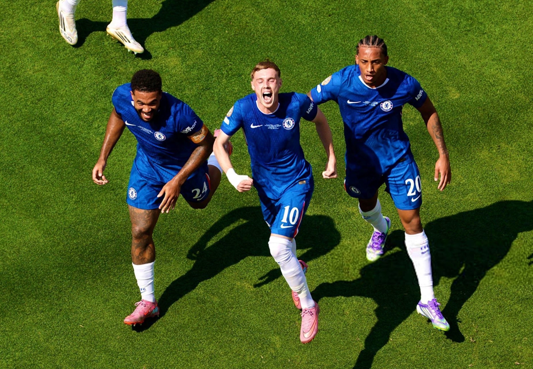 包含法国逆转土耳其，库尔图瓦统治全场的词条